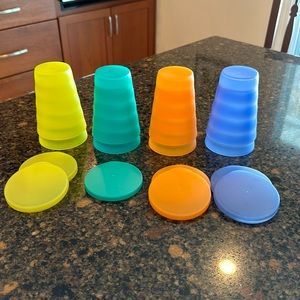Set of 8 Tupperware cups with 7 matching lids